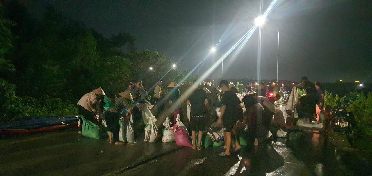 Chính quyền địa phương và người dân&nbsp;chủ động triển khai lực lượng ứng phó bão lũ.