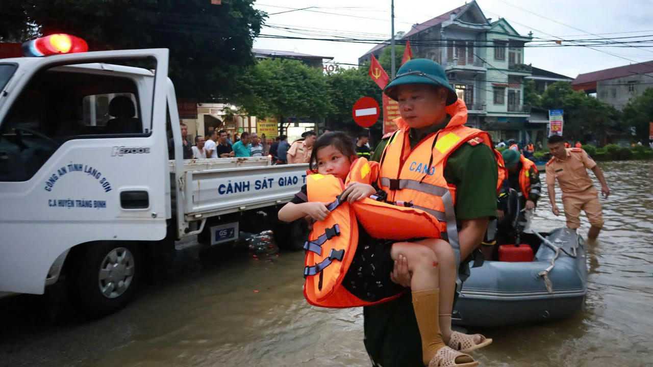 Chiến sĩ Công an tỉnh Lạng Sơn đưa các em nhỏ ra khỏi khu vực bị ngập lụt.