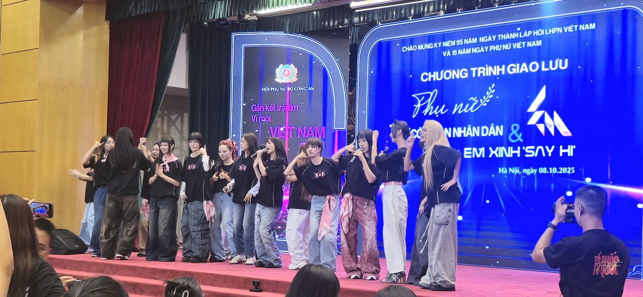 Màn biểu diễn sôi động của các Em xinh "Say Hi".