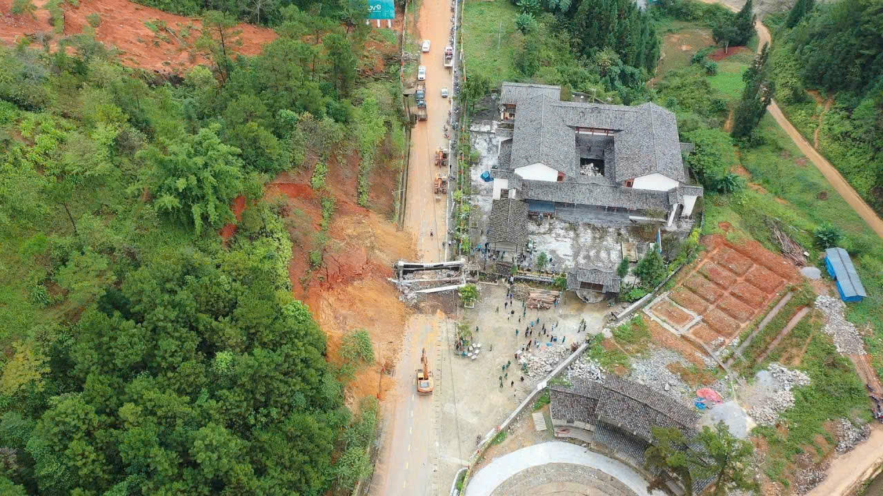 Máy móc được huy động tới công trình để khắc phục sạt lở. Ảnh: Tuấn Linh.