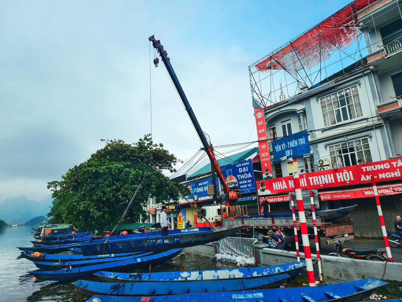“Lái đò Chùa Hương” cùng nhiều xuồng máy lên đường cứu trợ vùng lũ Thái Nguyên