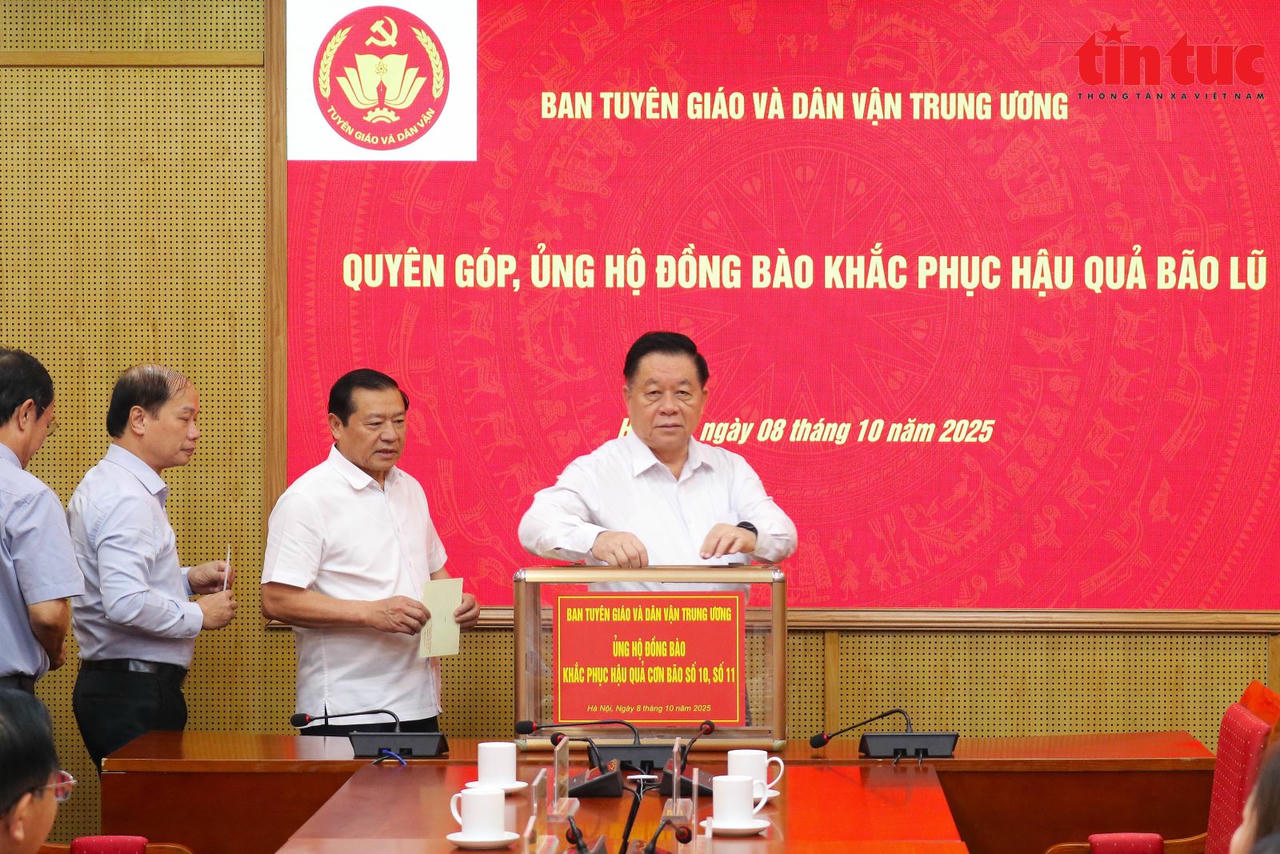 Lãnh đạo Ban Tuyên giáo và Dân vận Trung ương ủng hộ đồng bào khắc phục hậu quả bão lũ. Ảnh: TTXVN