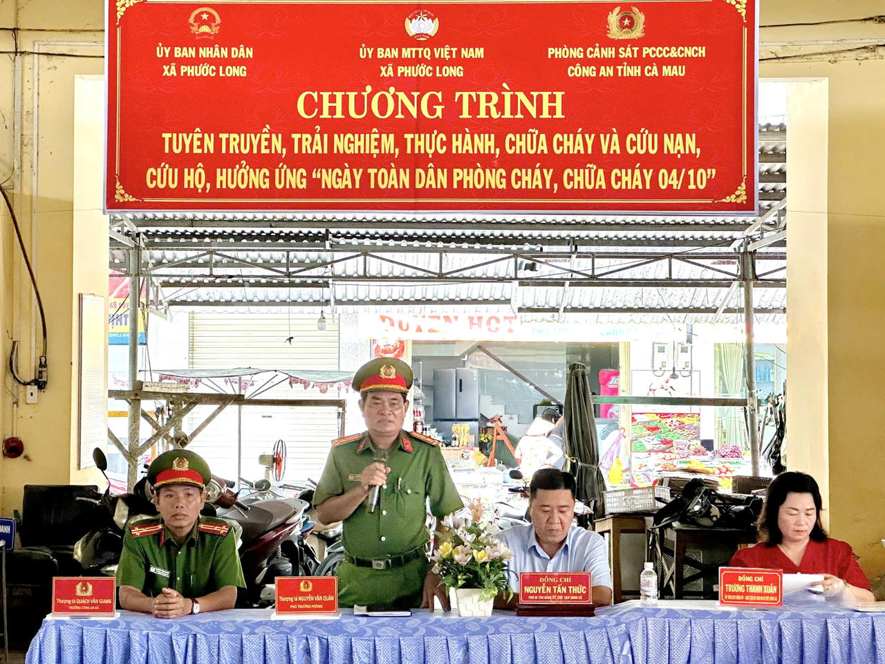 Lãnh đạo các đơn vị tham gia chương trình tuyên truyền, trải nghiệm, thực hành chữa cháy và cứu nạn, cứu hộ, hưởng ứng “Ngày toàn dân phòng cháy, chữa cháy 04/10” tại xã Phước Long.