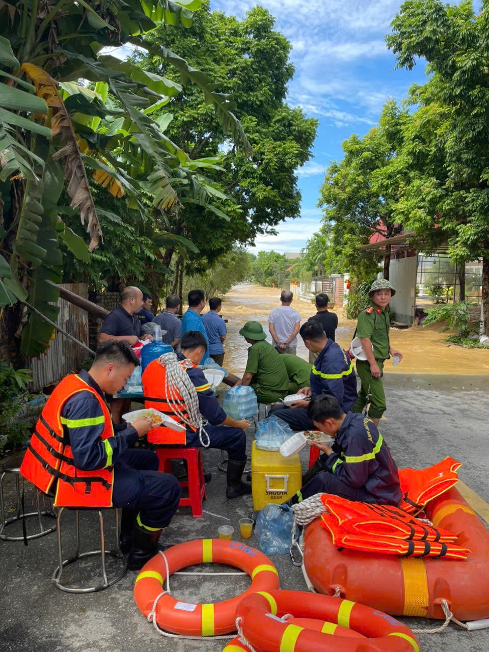 Bữa cơm tạm nơi chống lũ.