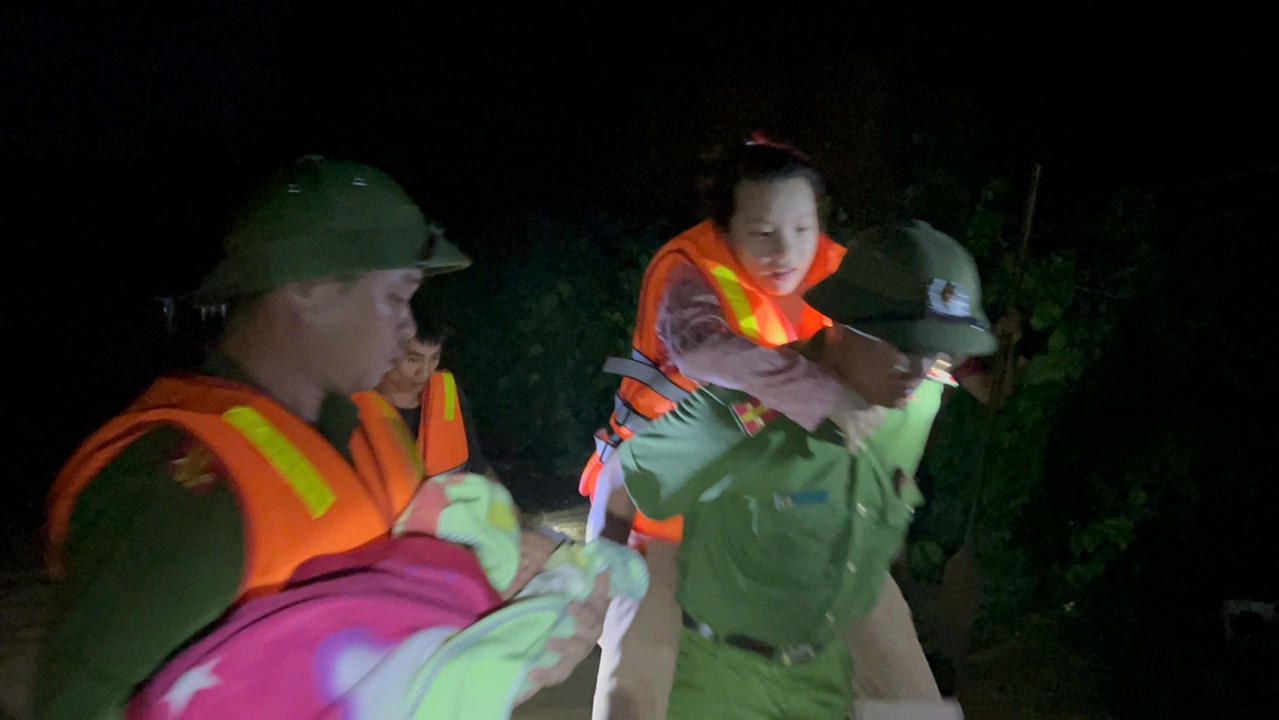 Công an xã Quốc Việt đưa 1 trẻ sơ sinh hơn 1 tháng tuổi cùng 1 sản phụ ra khỏi vùng cô lập trong đêm.