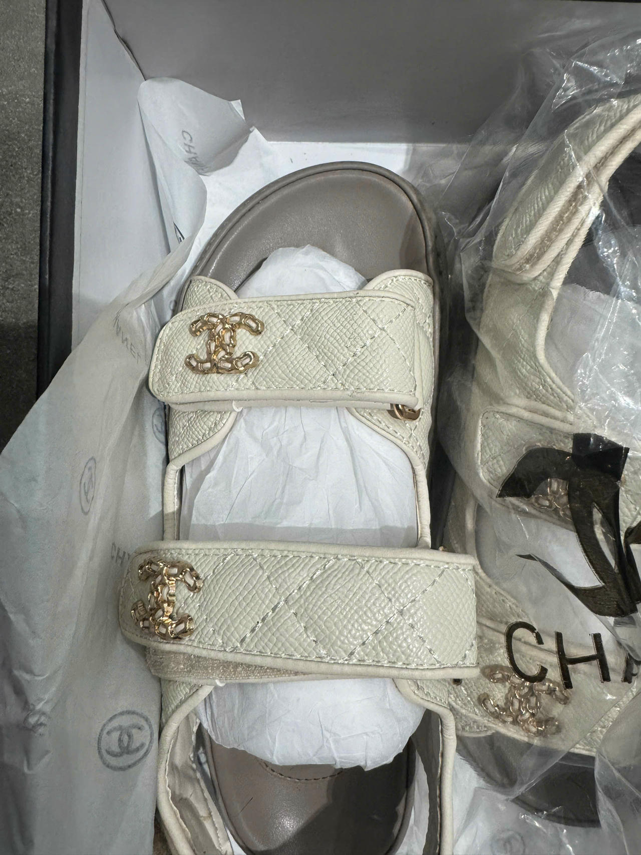 Đội QLTT số 4 đã phát hiện gần 5.800&nbsp;sản phẩm giày dép các loại mang các nhãn hiệu như&nbsp;Chanel, Prada, Gucci, MLB, Valentino...