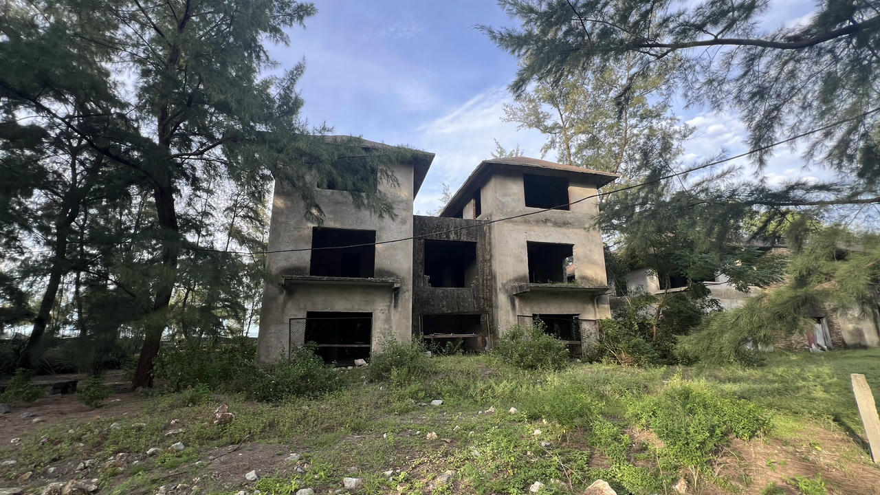 Những căn nhà được xây dưng rồi bỏ hoang nằm hoang lạnh giữa khu rừng dương ven biển.&nbsp;