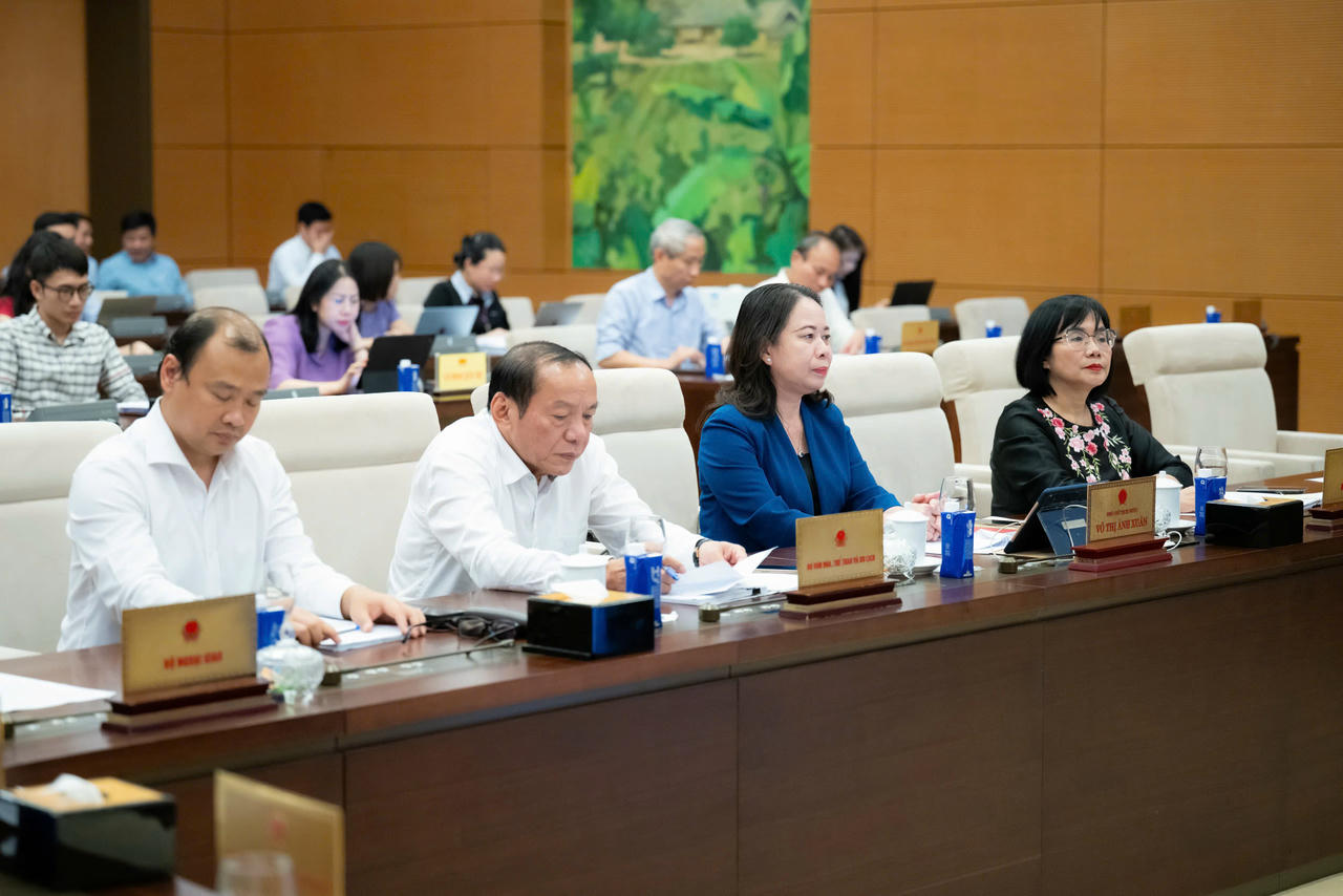 Phó Chủ tịch nước Võ Thị Ánh Xuân; Bộ trưởng Bộ Văn hóa, Thể thao và Du lịch Nguyễn Văn Hùng và các đại biểu dự phiên họp. (Ảnh: quochoi.vn)