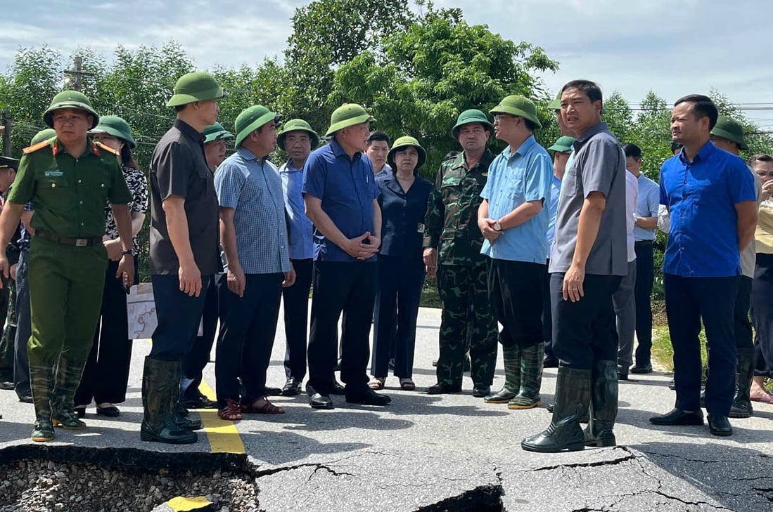 Phó Thủ tướng Thường trực Chính phủ Nguyễn Hoà Bình và Quyền Bộ trưởng Bộ Nông nghiệp và Môi trường Trần Đức Thắng kiểm tra một điểm sạt lở nghiêm trọng do mưa lũ.