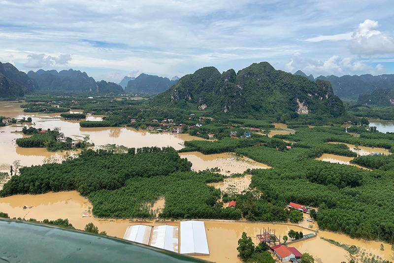 Trực thăng Quân đội cứu trợ người dân Lạng Sơn bị cô lập do lũ