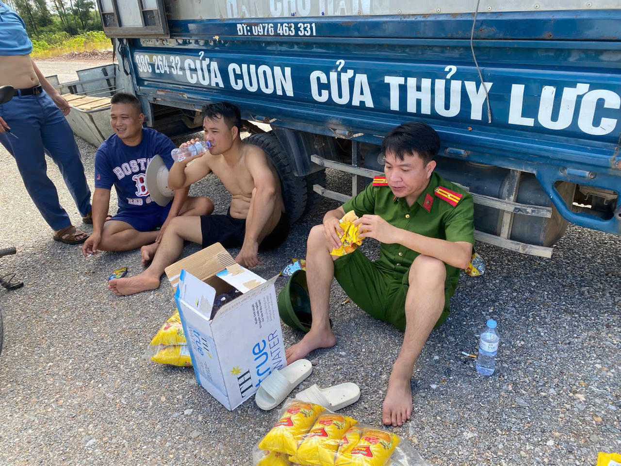 Cán bộ chiến sĩ Quân đội, Công an xã Kép (Bắc Ninh) dốc toàn lực hỗ trợ nhân dân khắc phục mưa lũ  