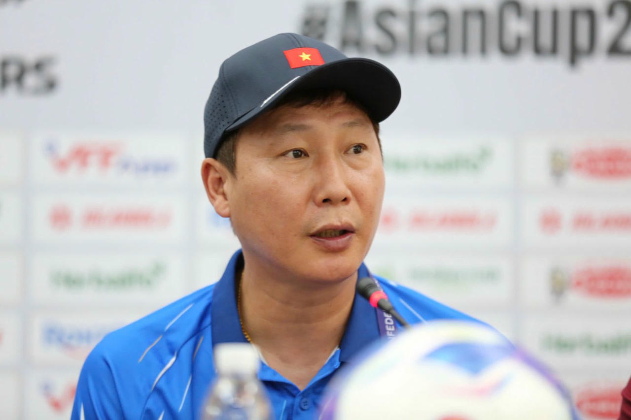 Ông Kim Sang Sik nói về thủ môn Văn Lâm và hàng phòng ngự