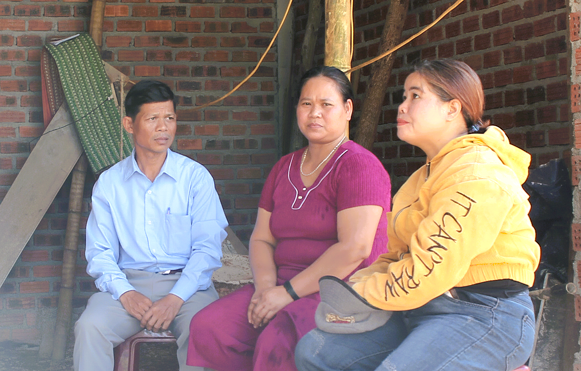 Ông Đa Lây Lực - Phó Chủ tịch UBND xã Đông Giang và chị&nbsp;A Lăng Thị Dí (áo vàng) - Tổ trưởng Tổ tiết kiệm và vay vốn xã đến thăm và động viên một hộ nghèo khác tại thôn&nbsp;A Duông.. 