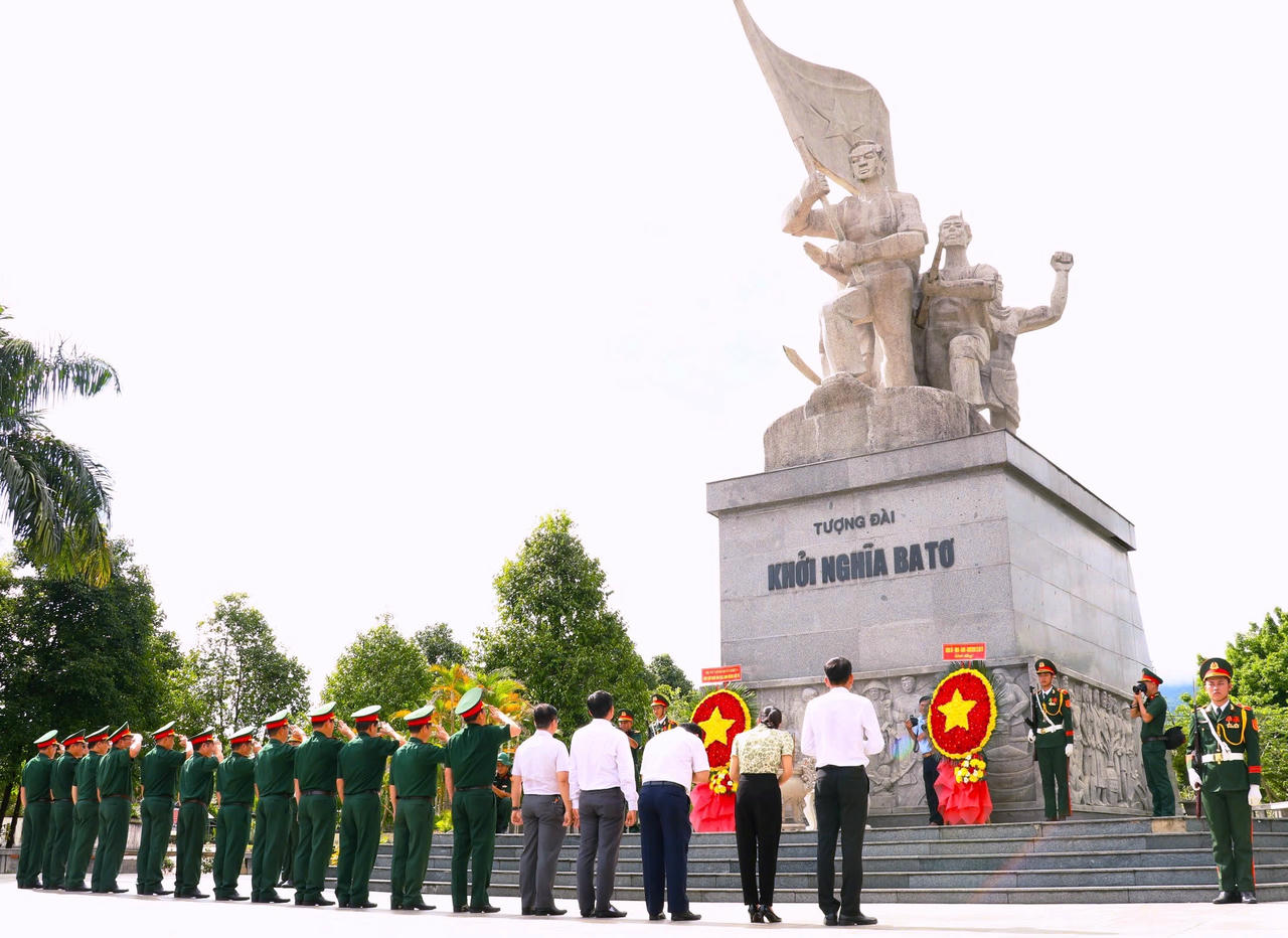 Lễ Viếng hương tại Tượng đài Khởi nghĩa Ba Tơ. 