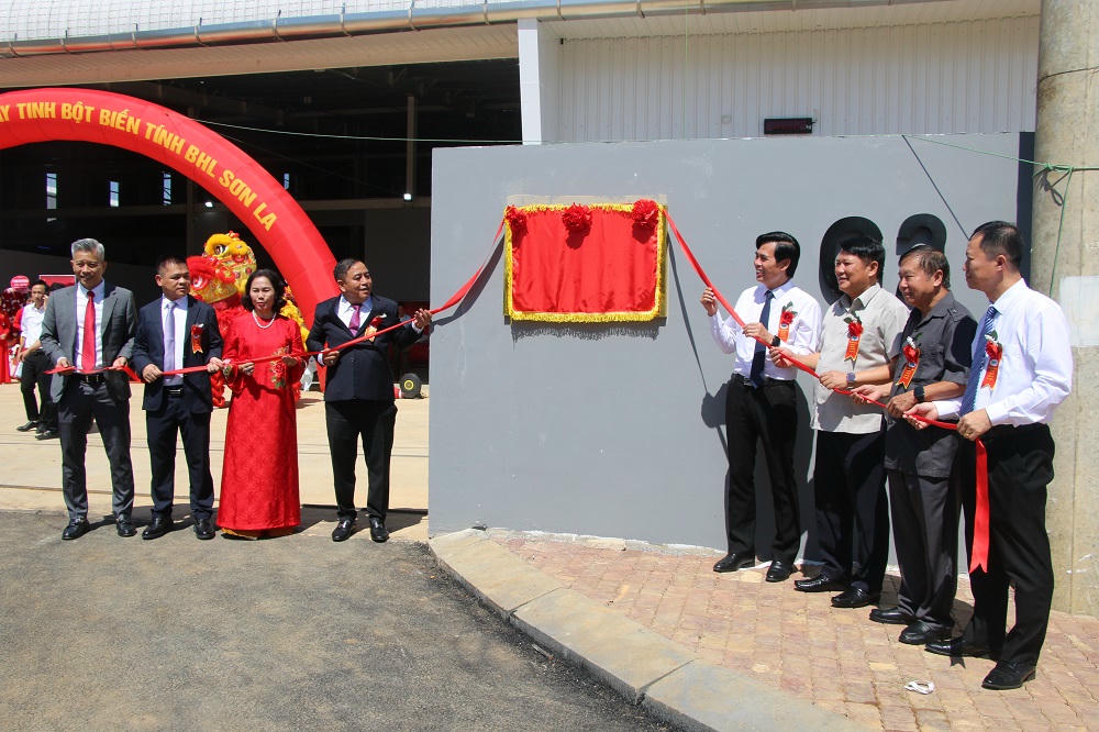 Các đại biểu kéo băng công trình chào mừng thành công Đại hội Đảng bộ tỉnh Sơn La lần thứ XVI, nhiệm kỳ 2025 - 2030.