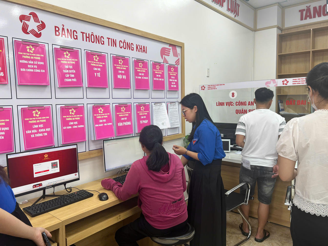 Đối
với công dân trên 40 tuổi được phân luồng đến khu vực có cán bộ, công chức trực
tiếp hướng dẫn nộp hồ sơ trực tuyến.