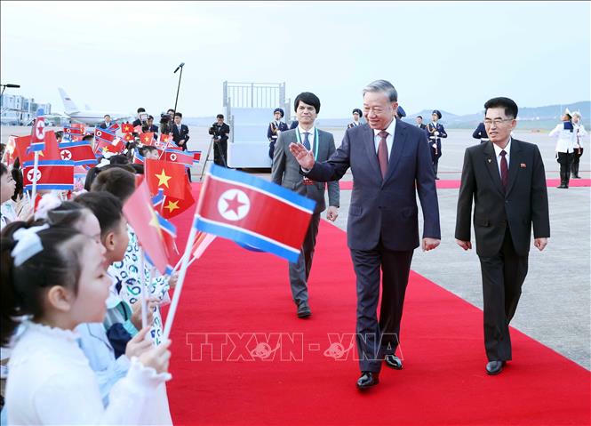 Thiếu nhi Triều Tiên vẫy cờ hai nước, chào đón Tổng Bí thư Tô Lâm tại Sân bay quốc tế Bình Nhưỡng. Ảnh: Thống Nhất/TTXVN