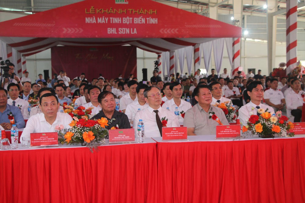 Các đại biểu tham dự buổi lễ.