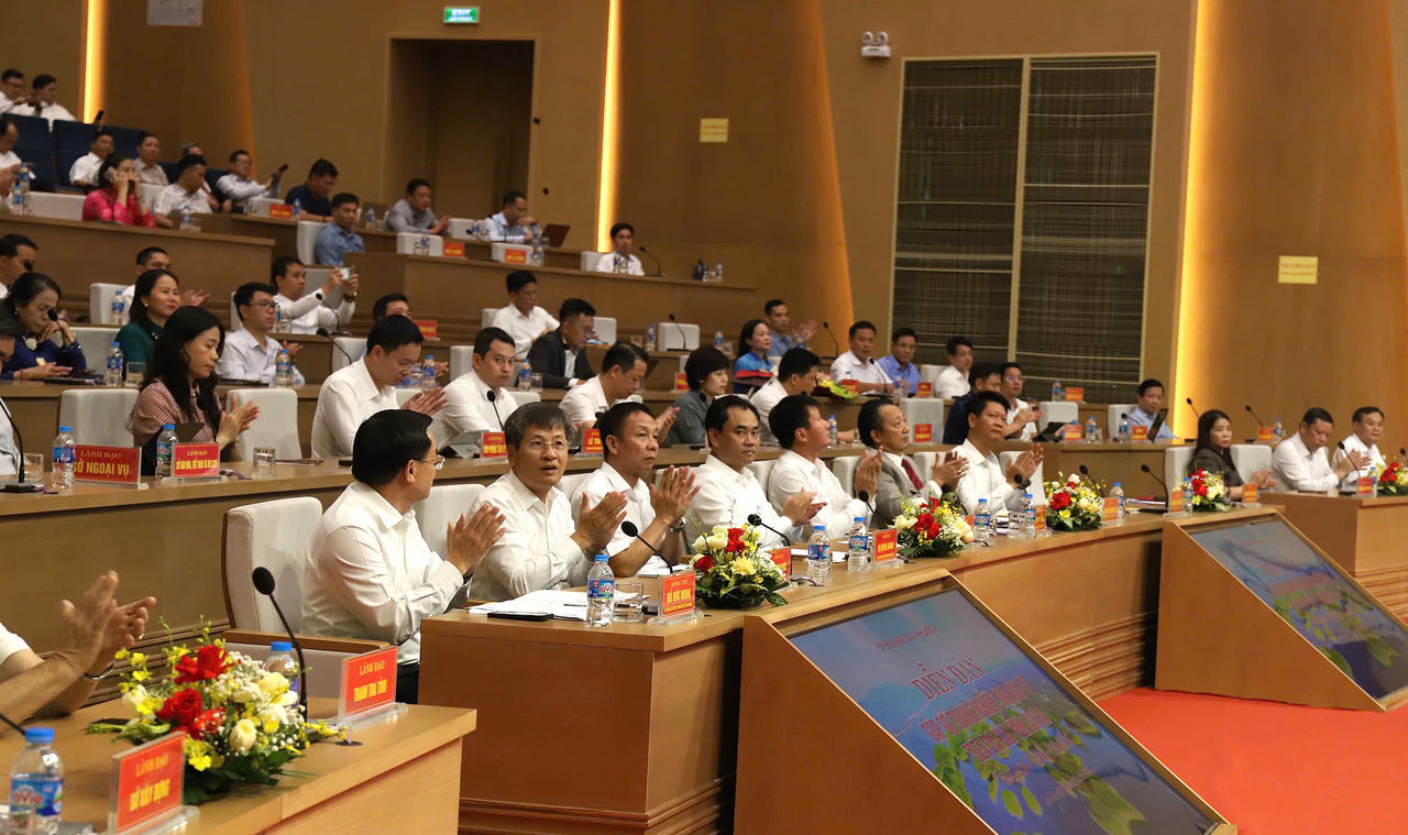 Các đại biểu tham dự diễn đàn.