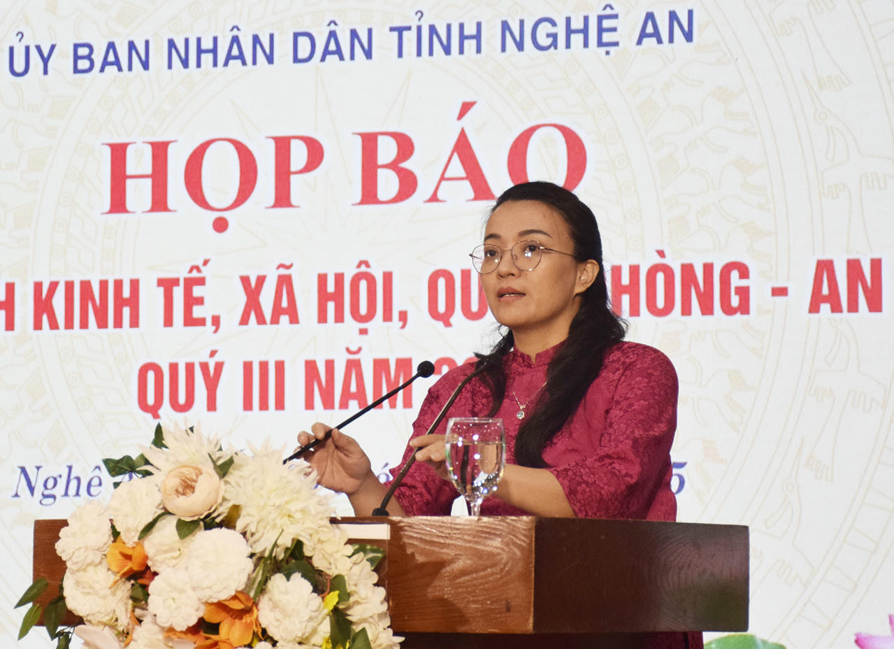 Giám đốc Sở Tư pháp Nghệ An Hoàng Thị Thu Trang báo cáo tình hình ban hành văn bản quy phạm pháp luật trên địa bàn.