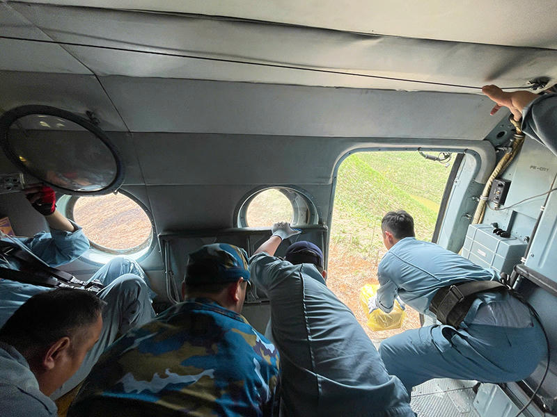 Chuyển hàng cứu trợ đến với nhân dân đang bị cô lập, chia cắt tại xã Vân Nham và xã Yên Bình.