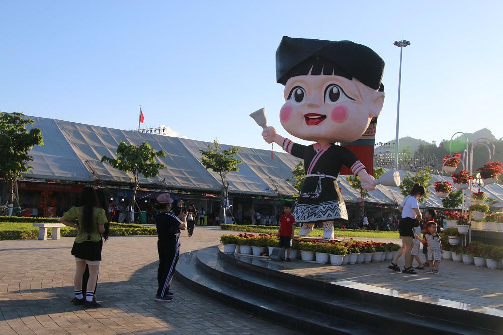 Biểu tượng Mascot cô gái dân tộc Dao trong trang phục truyền thông.