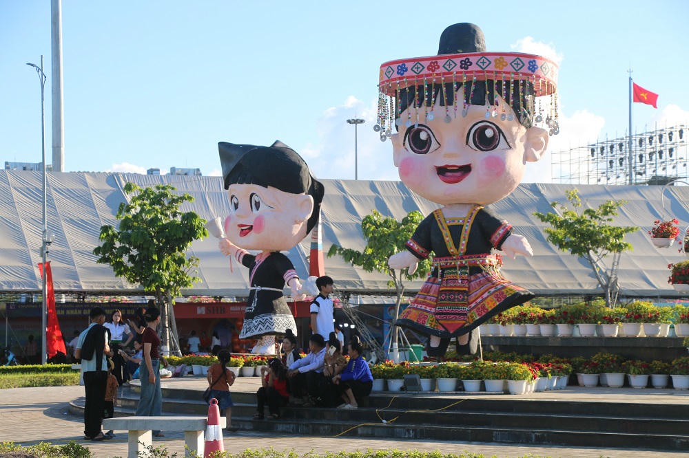 Du khách đến Sơn La thích thú chiêm ngưỡng biểu tượng 3 cô gái Thái, Mông, Dao