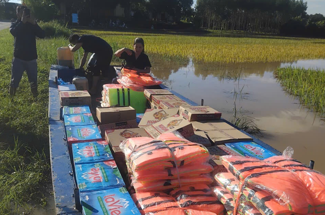 Phao cứu sinh, nhu yếu phẩm được chuẩn bị sẵn sàng. (Ảnh: UBND xã Hương Sơn cung cấp).