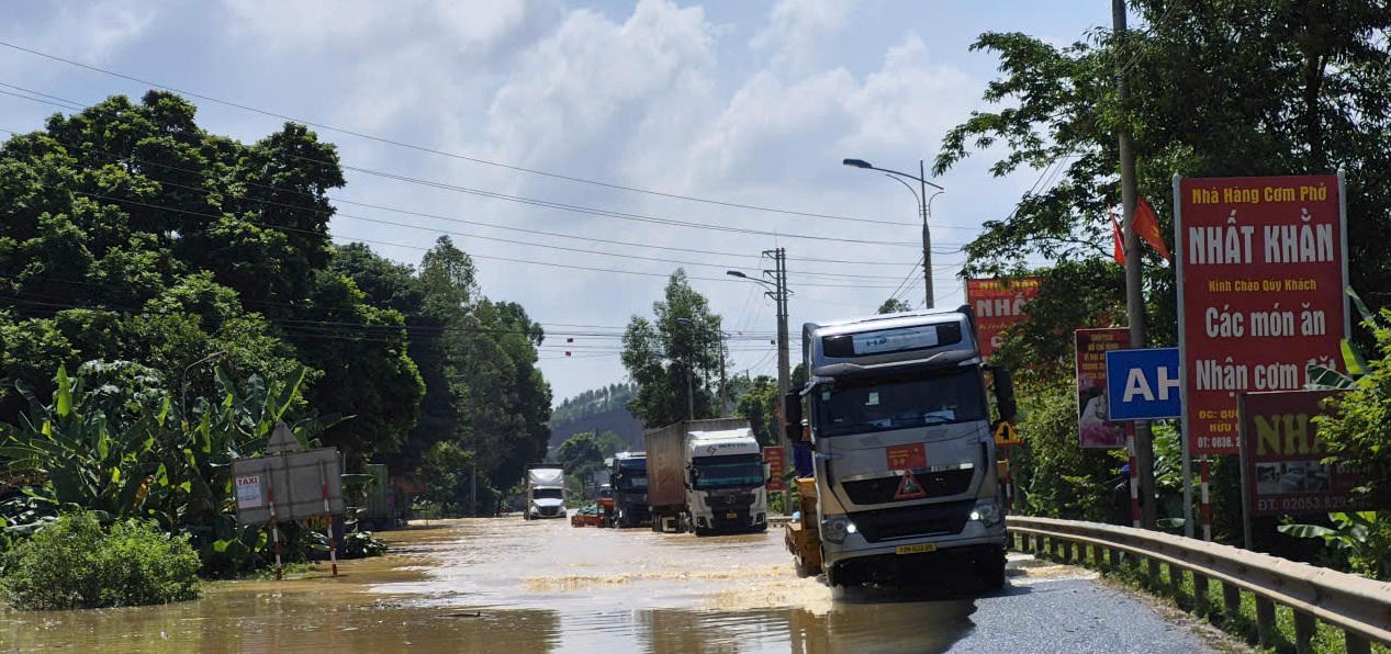 Nước ngập tại Quốc lộ 1 đoạn&nbsp;quán cơm Nhất Khằn.