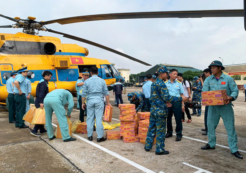 Vận chuyển hàng cứu trợ lên trực thăng.