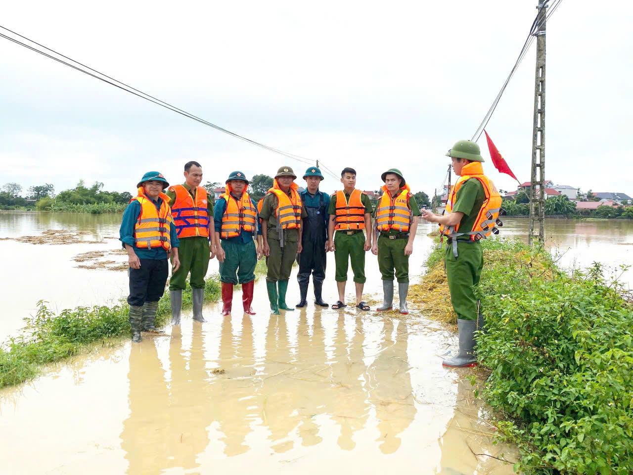 Cán bộ chiến sĩ Quân đội, Công an xã Kép (Bắc Ninh) dốc toàn lực hỗ trợ nhân dân khắc phục mưa lũ  
