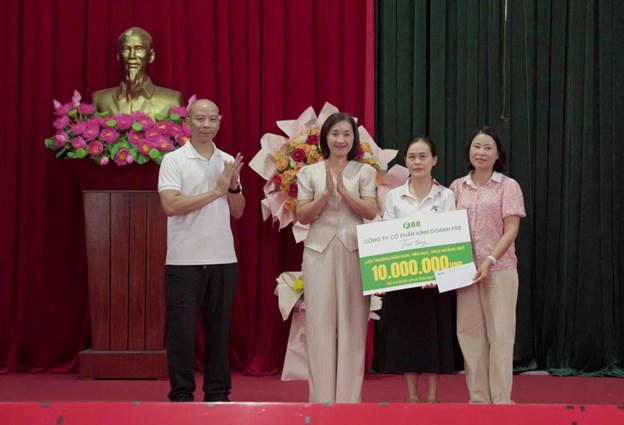 Ông Phạm Trần Long, Phó Tổng giám đốc Công ty F88 trao tặng kinh phí hỗ trợ điểm liên trường mầm non, tiểu học, THCS Hoằng Quý (xã Hoằng Phú, Thanh Hoá).