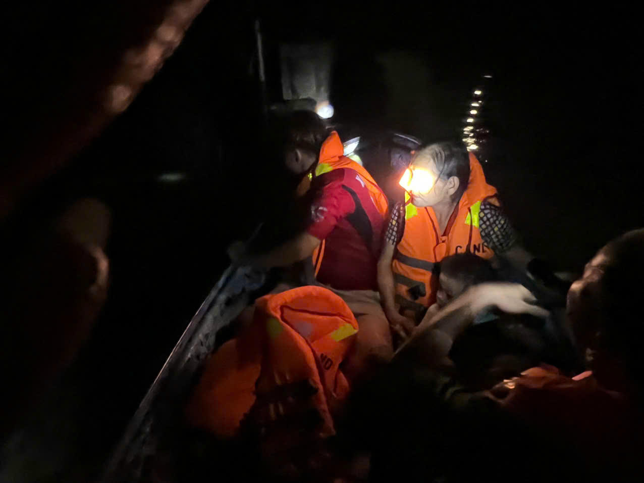 Cán bộ chiến sĩ Quân đội, Công an xã Kép (Bắc Ninh) dốc toàn lực hỗ trợ nhân dân khắc phục mưa lũ  