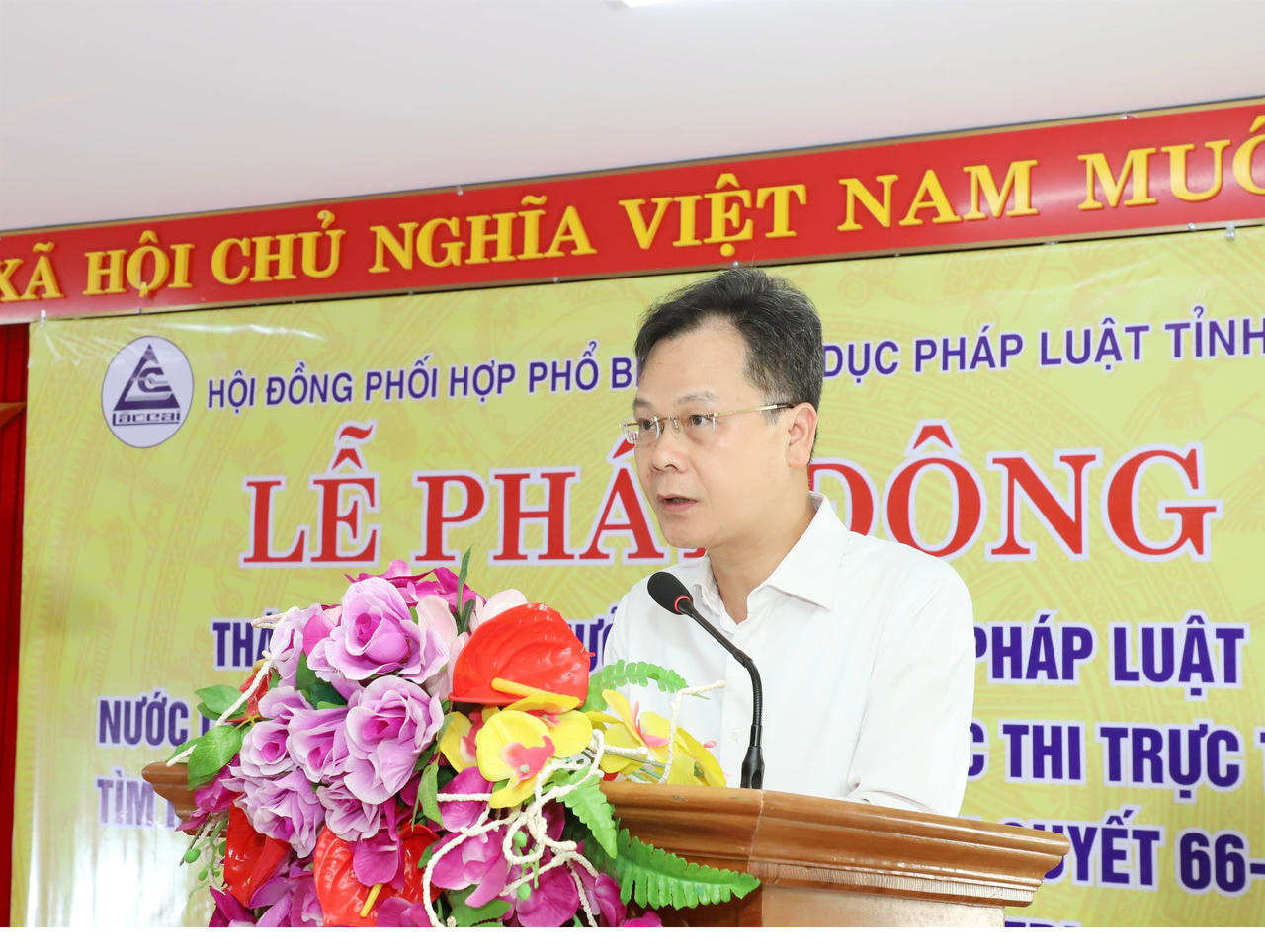 Ông Nguyễn Thành Sinh, Phó Chủ tịch UBND tỉnh, Chủ tịch Hội đồng phối hợp PBGDPL tỉnh Lào Cai phát biểu tại buổi lễ