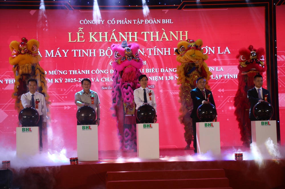 Các đại biểu thực hiện nghi thức lễ khánh thành máy.