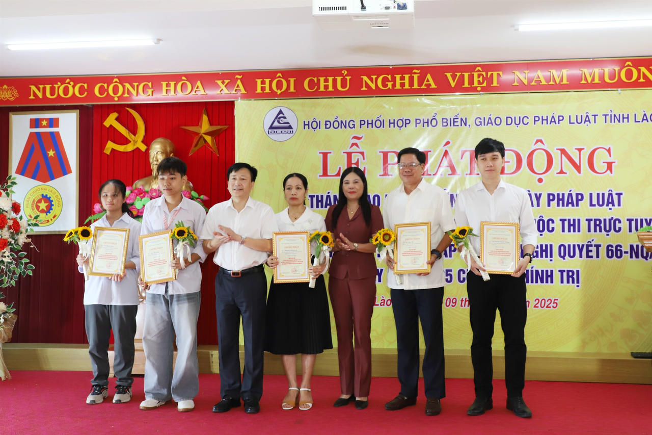 Ban tổ chức trao thưởng cho các thí sinh đạt giải&nbsp;Cuộc thi trực tuyến “Tìm hiểu về Nhà nước, pháp luật và Nghị quyết số 66-NQ/TW của Bộ Chính trị”. (Ảnh trong bài: laocai.gov.vn).
