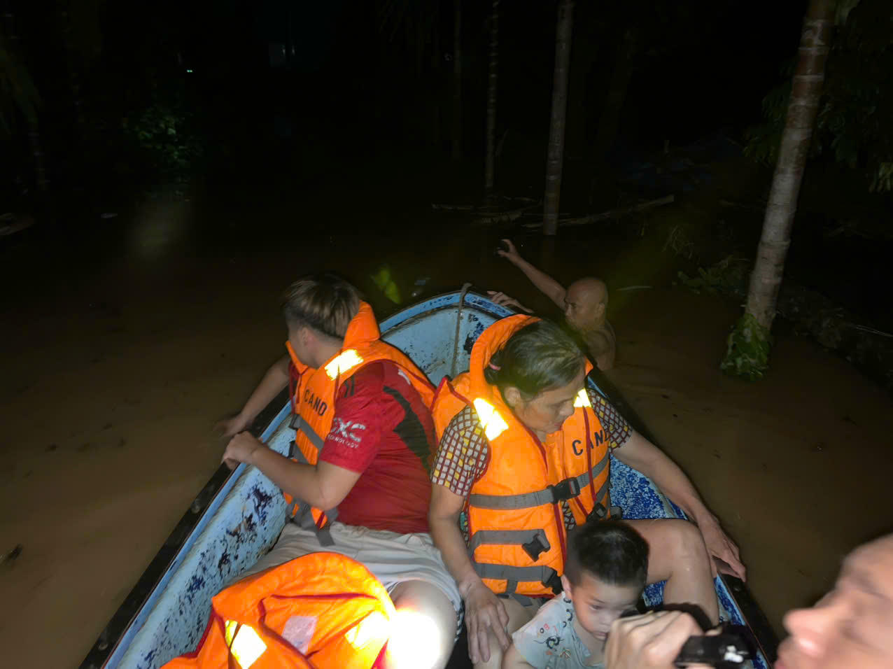 Cán bộ chiến sĩ Quân đội, Công an xã Kép (Bắc Ninh) dốc toàn lực hỗ trợ nhân dân khắc phục mưa lũ  