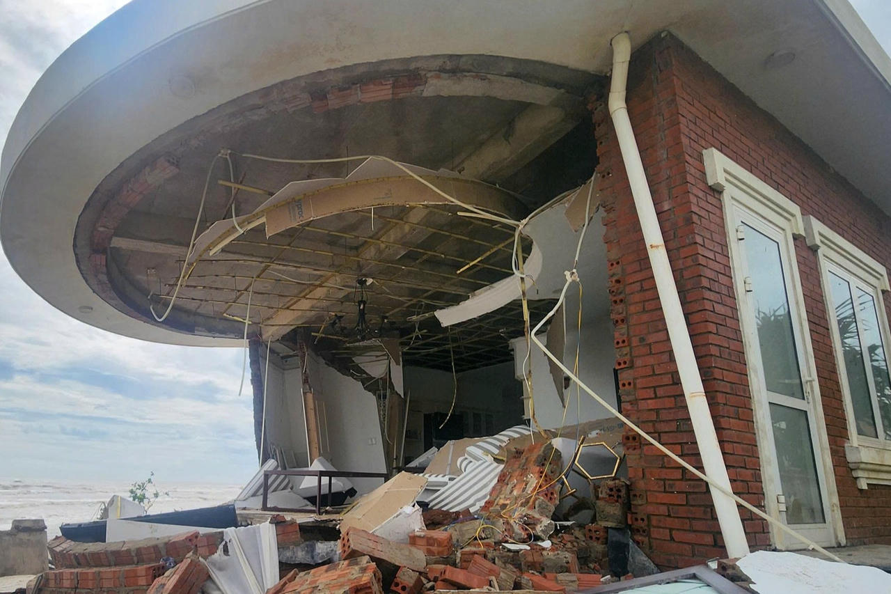 Sở Xây dựng Hà Tĩnh lập đoàn kiểm tra hàng loạt căn biệt thự tan hoang sau bão