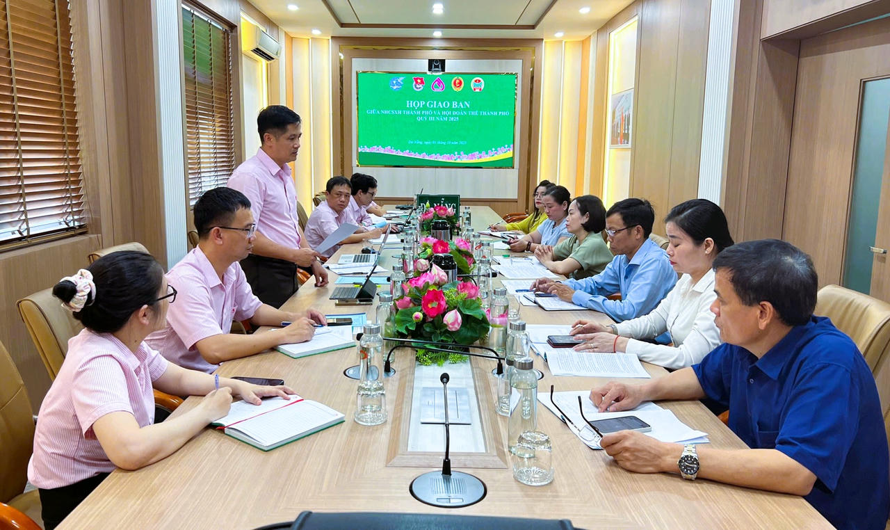 Ông Đoàn Ngọc Chung - Giám đốc Chi nhánh NHCSXH TP Đà Nẵng phát biểu tại cuộc họp giao ban hội đoàn thể nhận ủy thác 9 tháng đầu năm 2025.