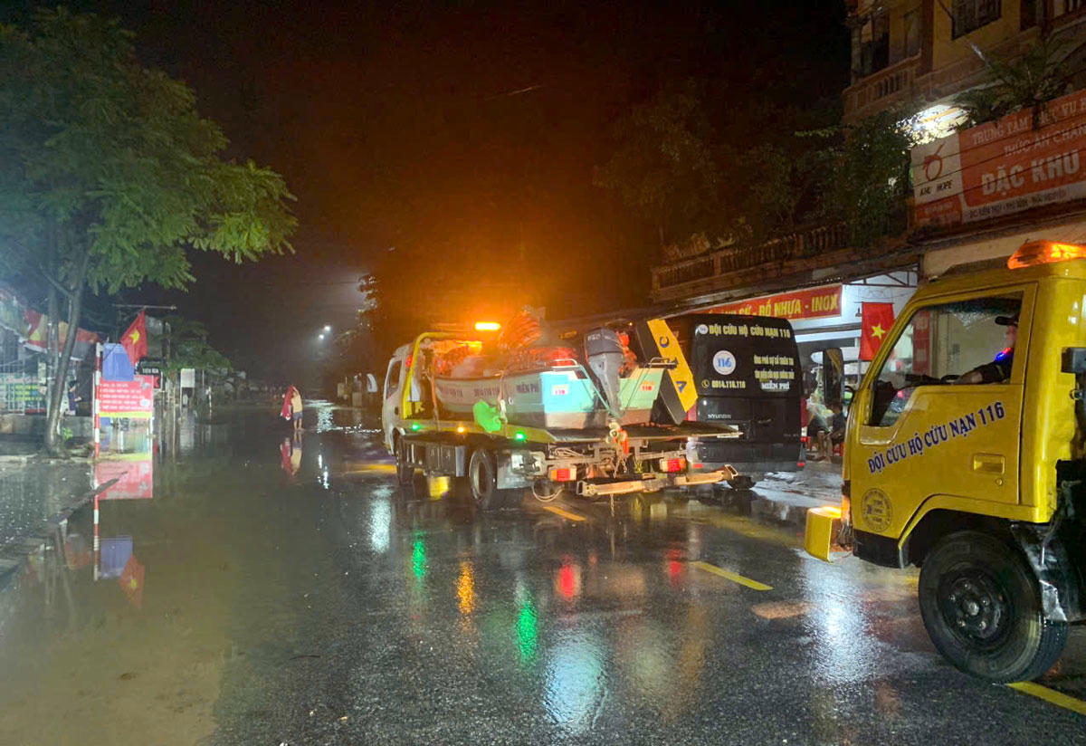 Các phương tiện được huy động tham gia ứng trực.