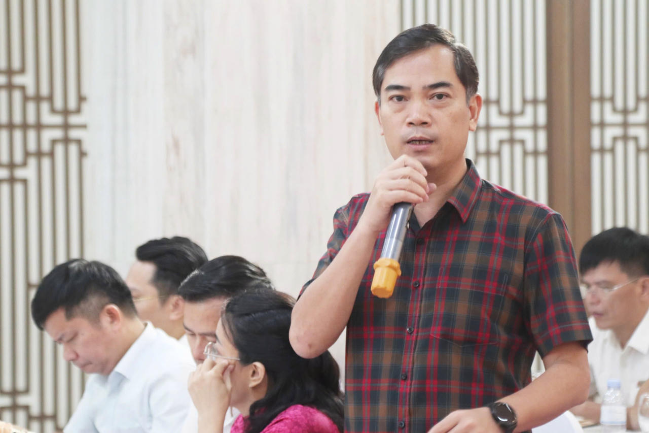 Phó Giám đốc Sở Giáo dục và Đào tạo Nguyễn Văn Khoa trả lời chất vấn tại Họp báo.