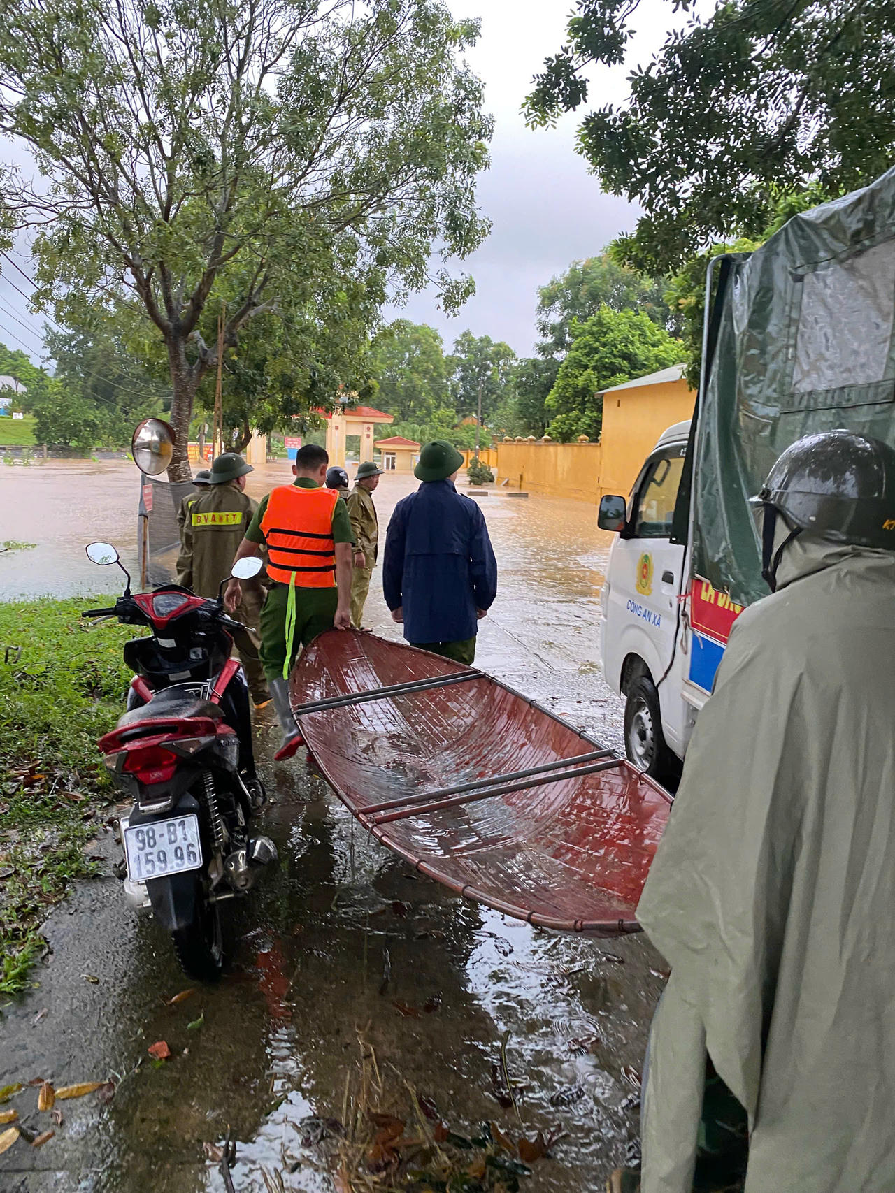 Cán bộ chiến sĩ Quân đội, Công an xã Kép (Bắc Ninh) dốc toàn lực hỗ trợ nhân dân khắc phục mưa lũ  