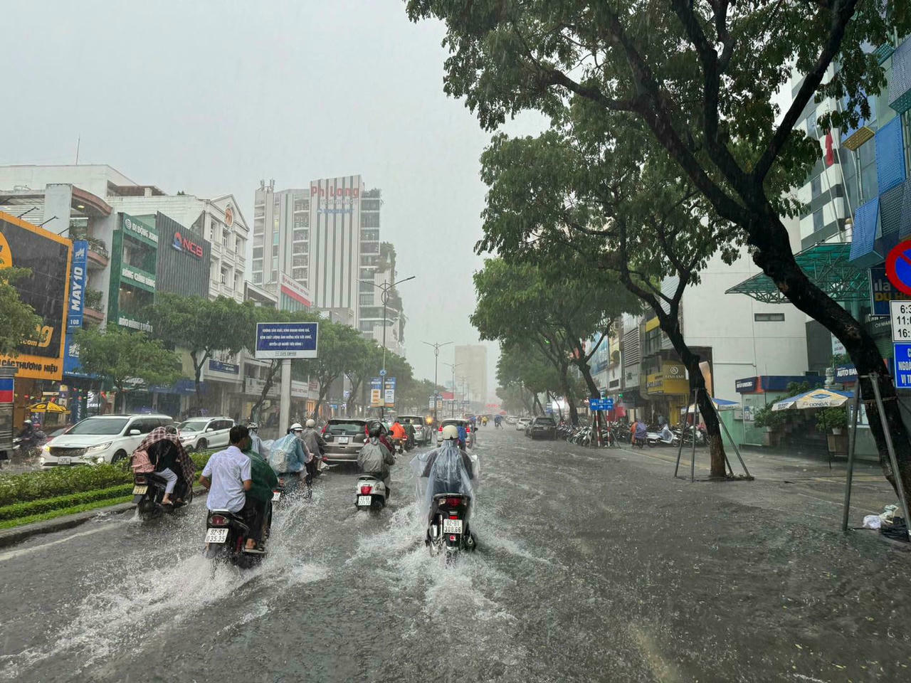 Dù đã ưu tiên đầu tư hệ thống thoát nước nhưng cứ mưa lớn là trung tâm TP Đà Nẵng lại ngập. Ảnh tư liệu.