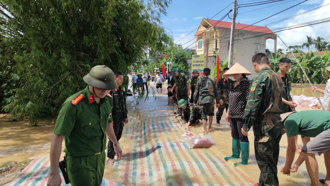 Cán bộ chiến sĩ Quân đội, Công an xã Kép (Bắc Ninh) dốc toàn lực hỗ trợ nhân dân khắc phục mưa lũ  