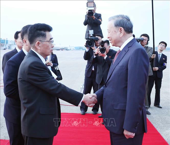 Ủy viên dự khuyết Bộ Chính trị, Ủy viên Quốc vụ, Trưởng ban Quốc tế - Ban Chấp hành Trung ương Đảng Lao động Triều Tiên Kim Song Nam đón Tổng Bí thư Tô Lâm tại Sân bay quốc tế Bình Nhưỡng. Ảnh: Thống Nhất/TTXVN