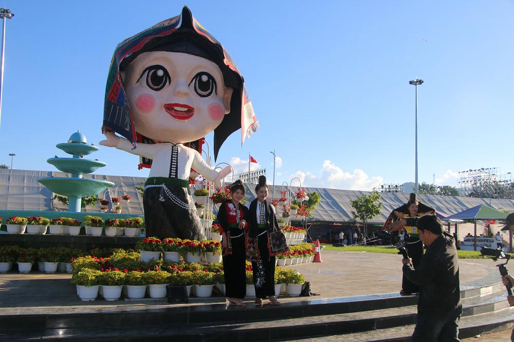 Biểu tượng Mascot cô gái dân tộc Thái trong trang phục truyền thống.