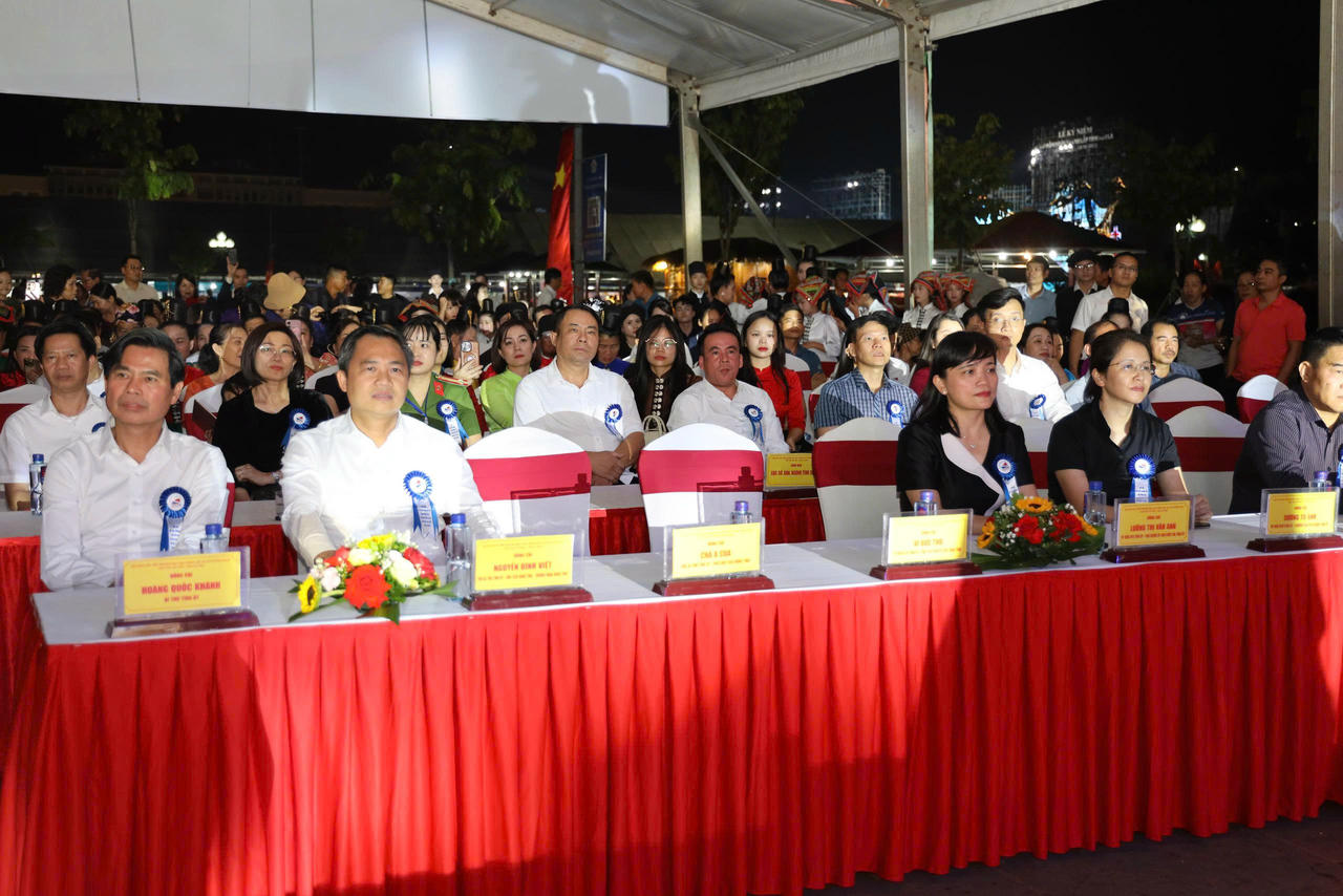 Các đại biểu tham dự buổi lễ.