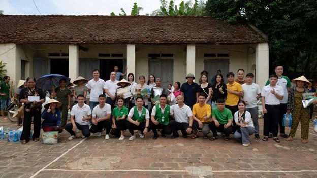 Đoàn cứu trợ Chuyến xe tử tế trao hàng cứu trợ tới tay bà con thôn Ngọc Nước, xã Kim Tân, tỉnh Thanh Hóa.