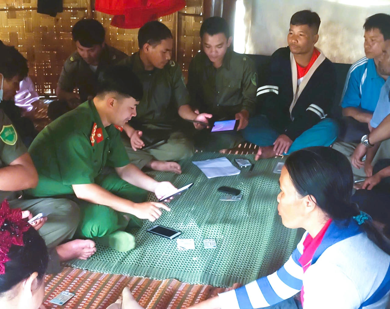 Công an xã Avương đến từng ngõ, gõ từng nhà để trực tiếp hướng dẫn người dân sử dụng các nền tảng số.