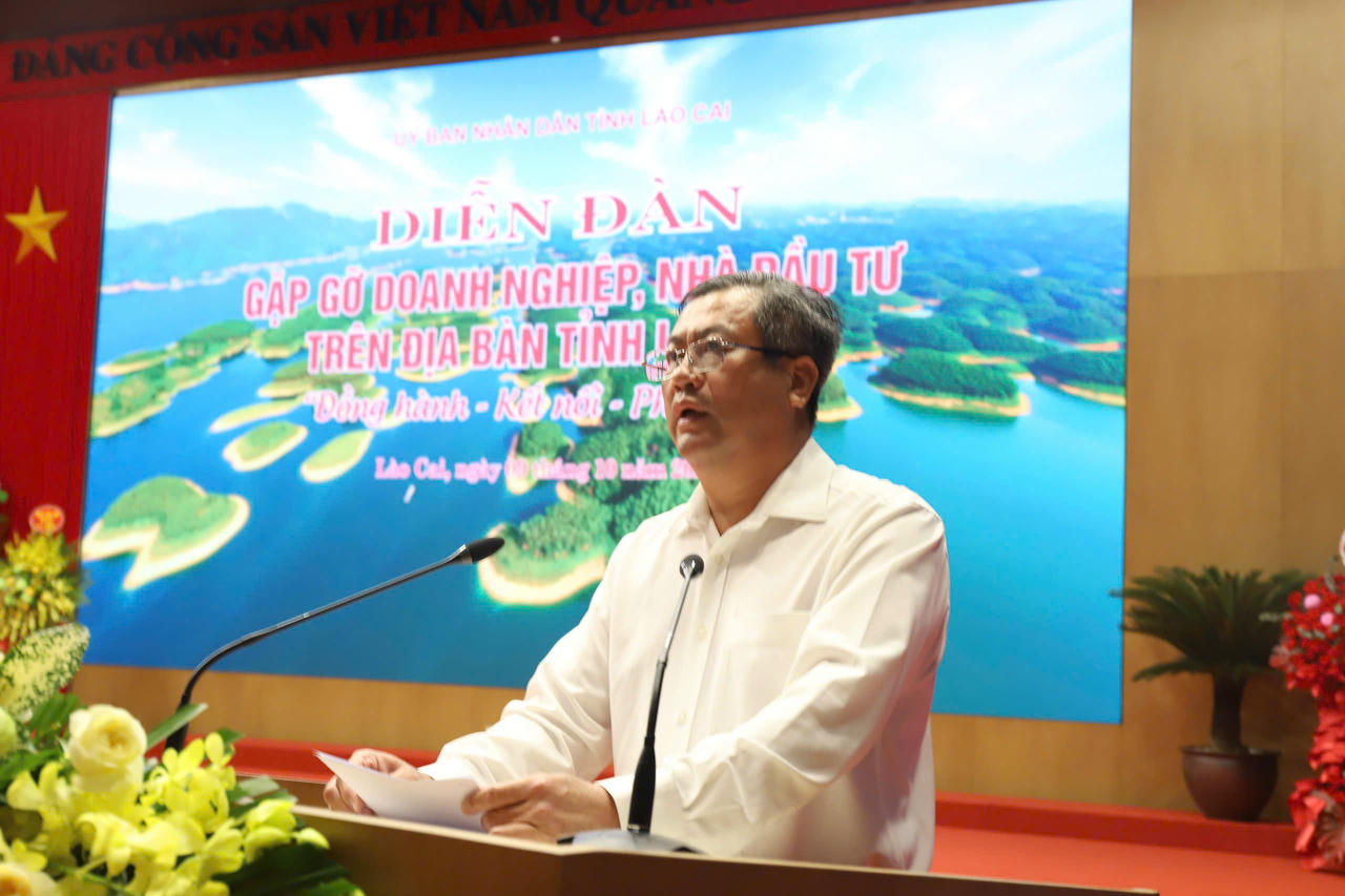 ÔNg Nguyễn Huy Long - Chủ tịch Hiệp hội Doanh nghiệp tỉnh Lào Cai phát biểu tại Diễn đàn.